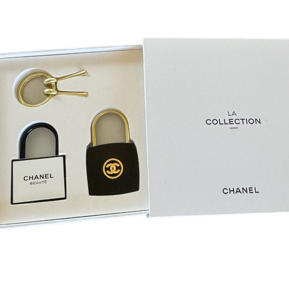 CHANEL Black and Gold Key Card Holder - Picture 2 of 2
